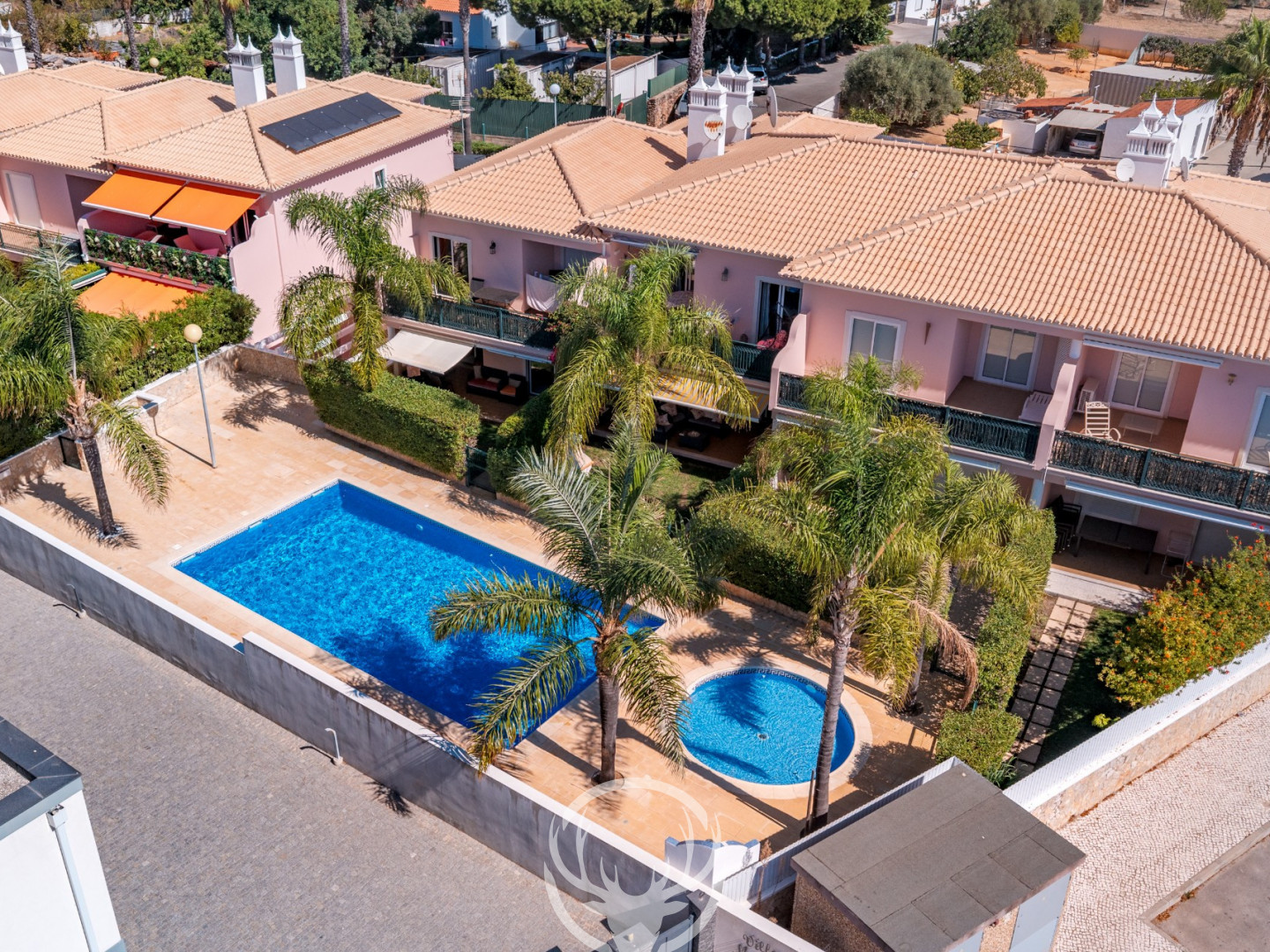 Moradia T3 Duplex Moderna com Vista Piscina e Acesso Direto