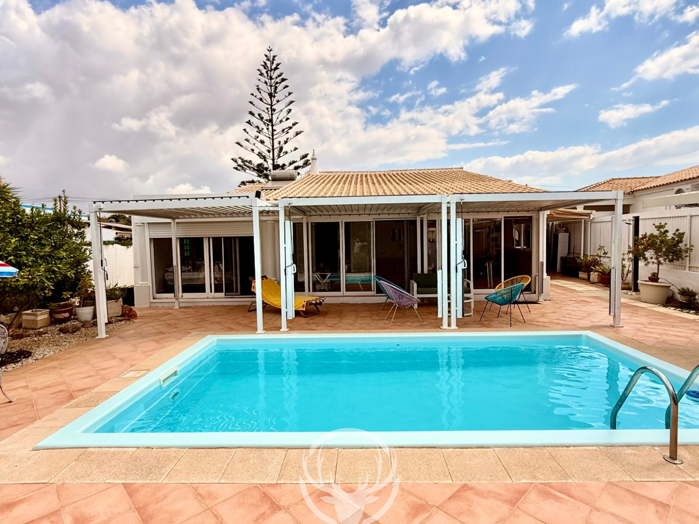 Charmosa casa térrea com piscina privativa.