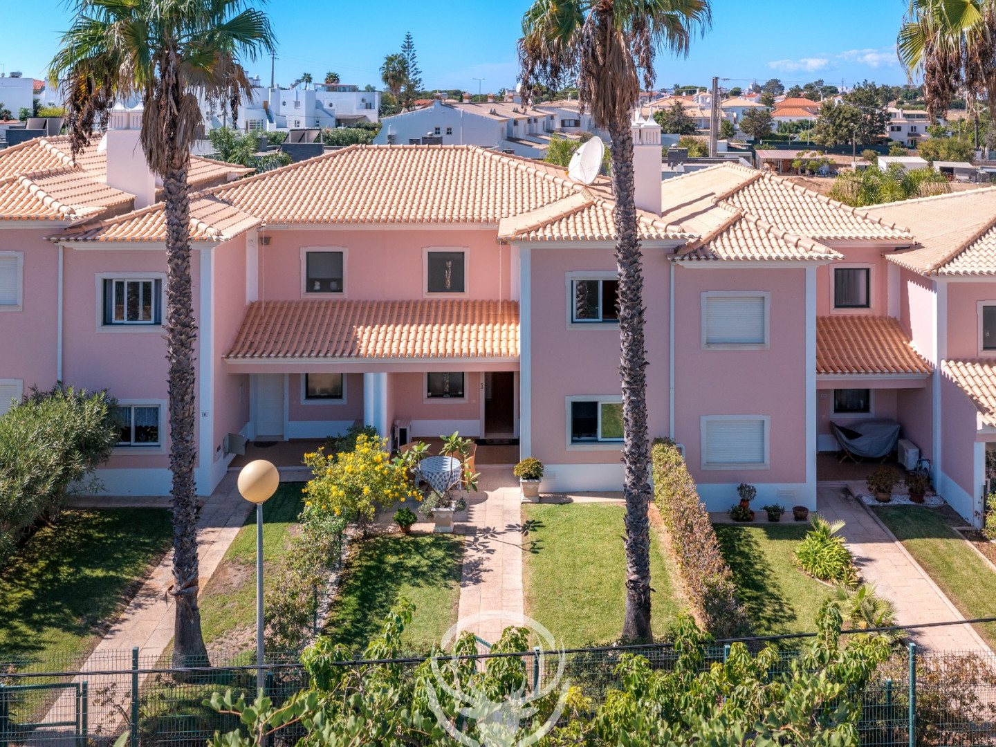 Moradia T3 Duplex Moderna em Condomínio Fechado com Piscina