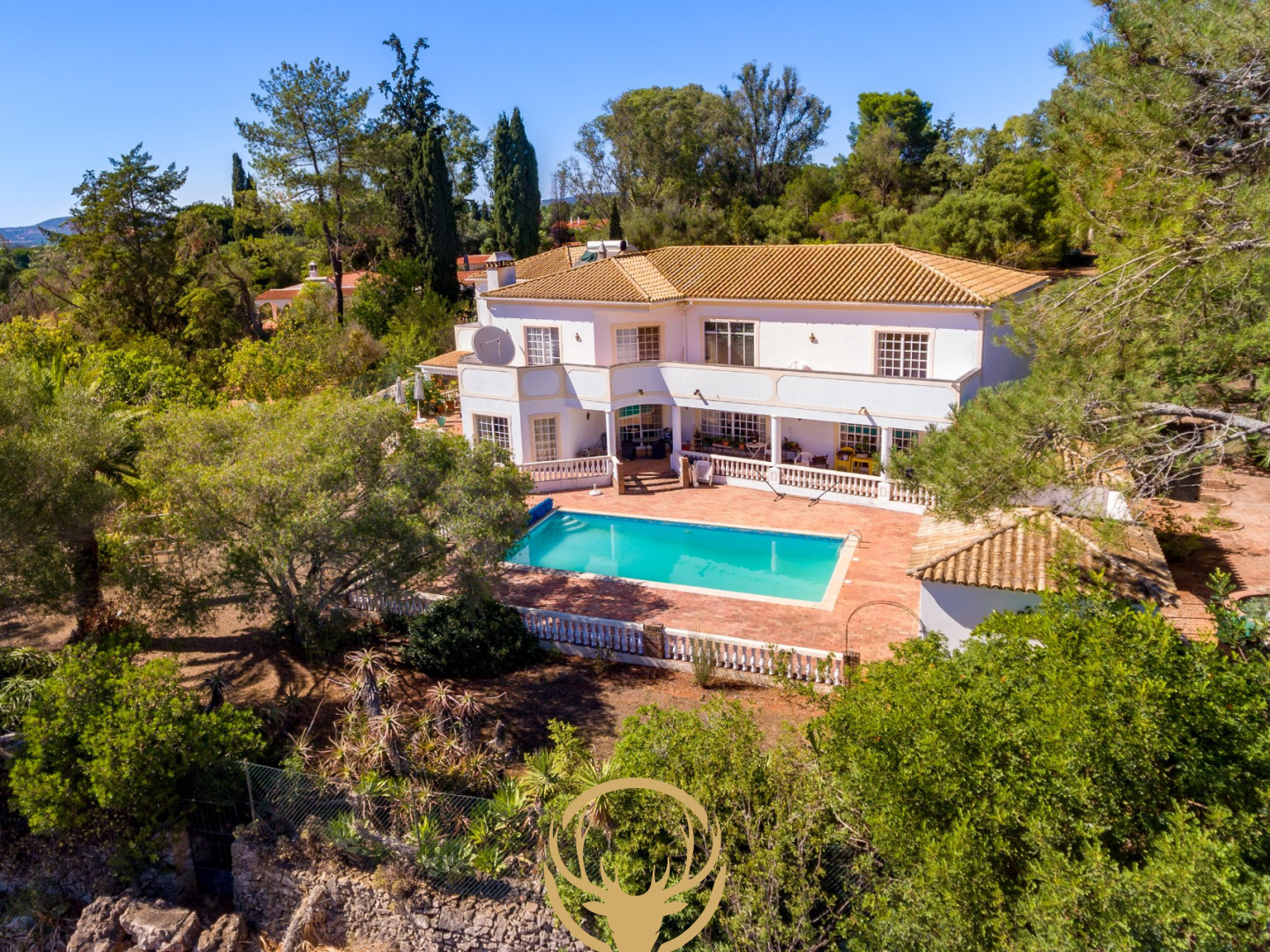 Uma casa de campo substancial com um anexo de 2 quartos, aninhada em um terreno maduro de 5000 m².