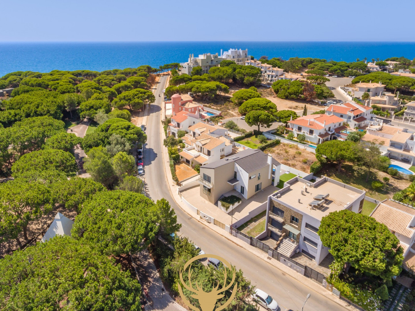 Brand new 4-Bedroom Villa with Private Pool 100m from Praia da Falésia 