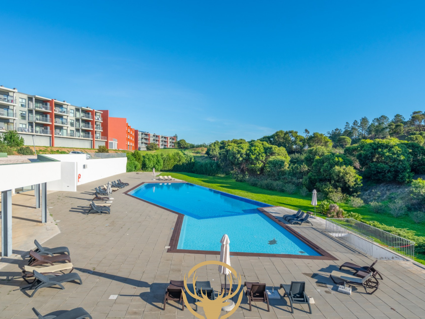 Spacious 3-Bedroom Furnished Apartments with Parking and Storage in Portimão