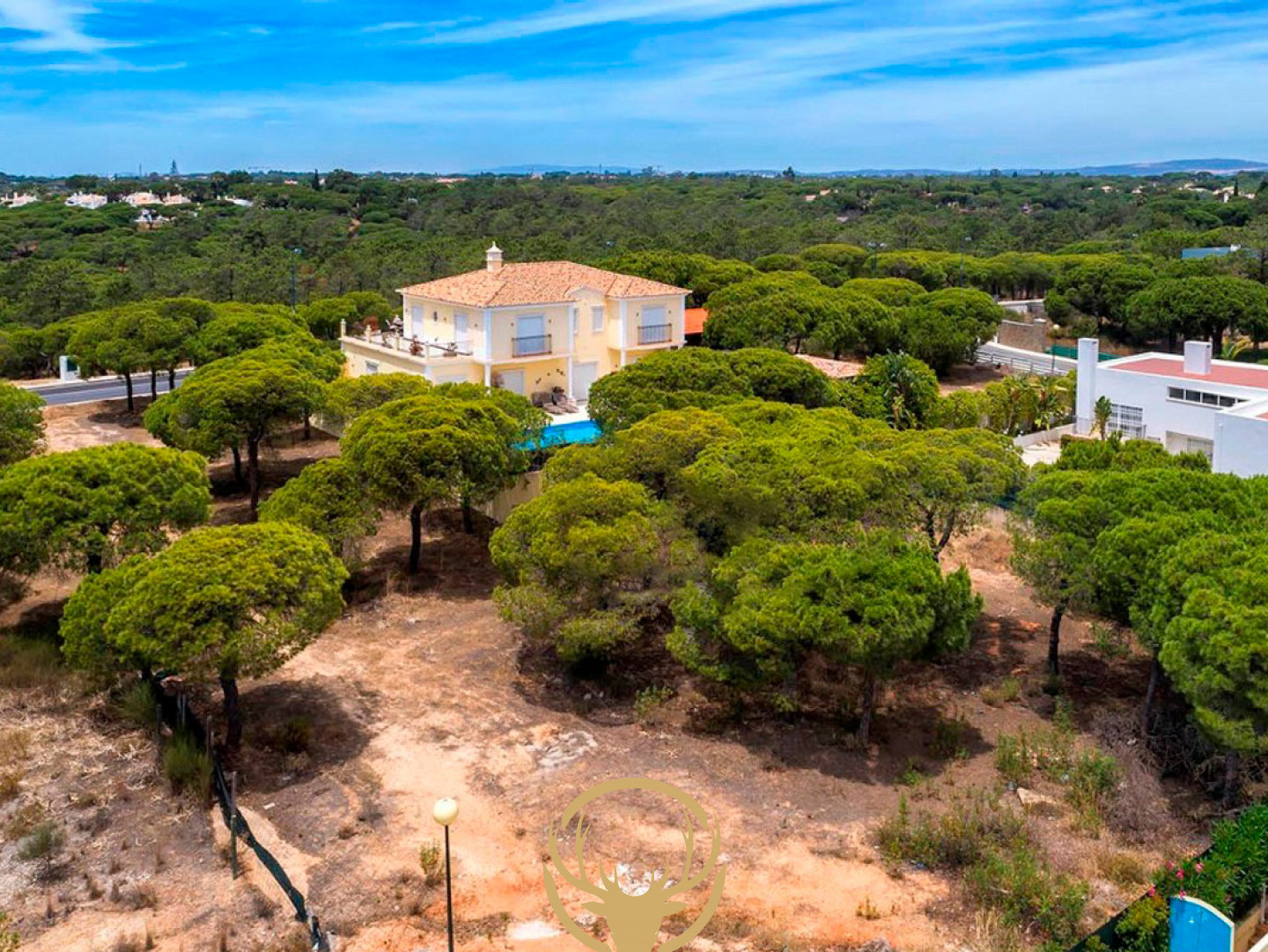 Amazing opportunity to build in Varandas do Lago, premium real estate in the Golden Triangle on a 960m2 plot! 