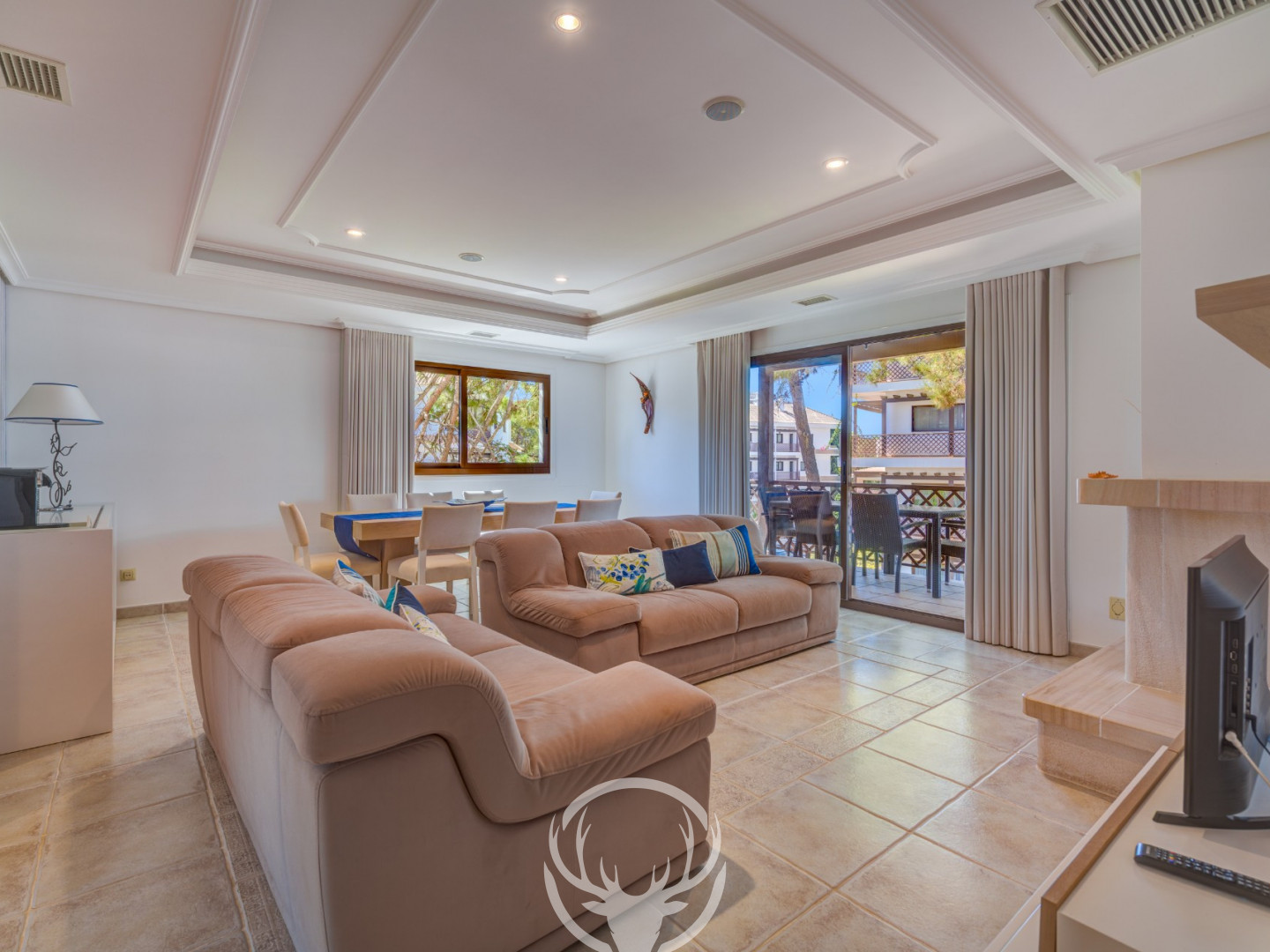 Apartamento T2 de canto com vista para os jardins e piscina