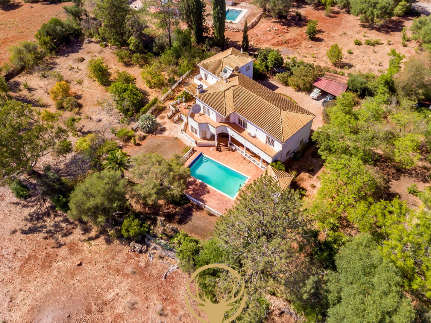 A substantial country house with an adjoining 2-bedroom annexe, nestled in a mature plot of 5000 m².