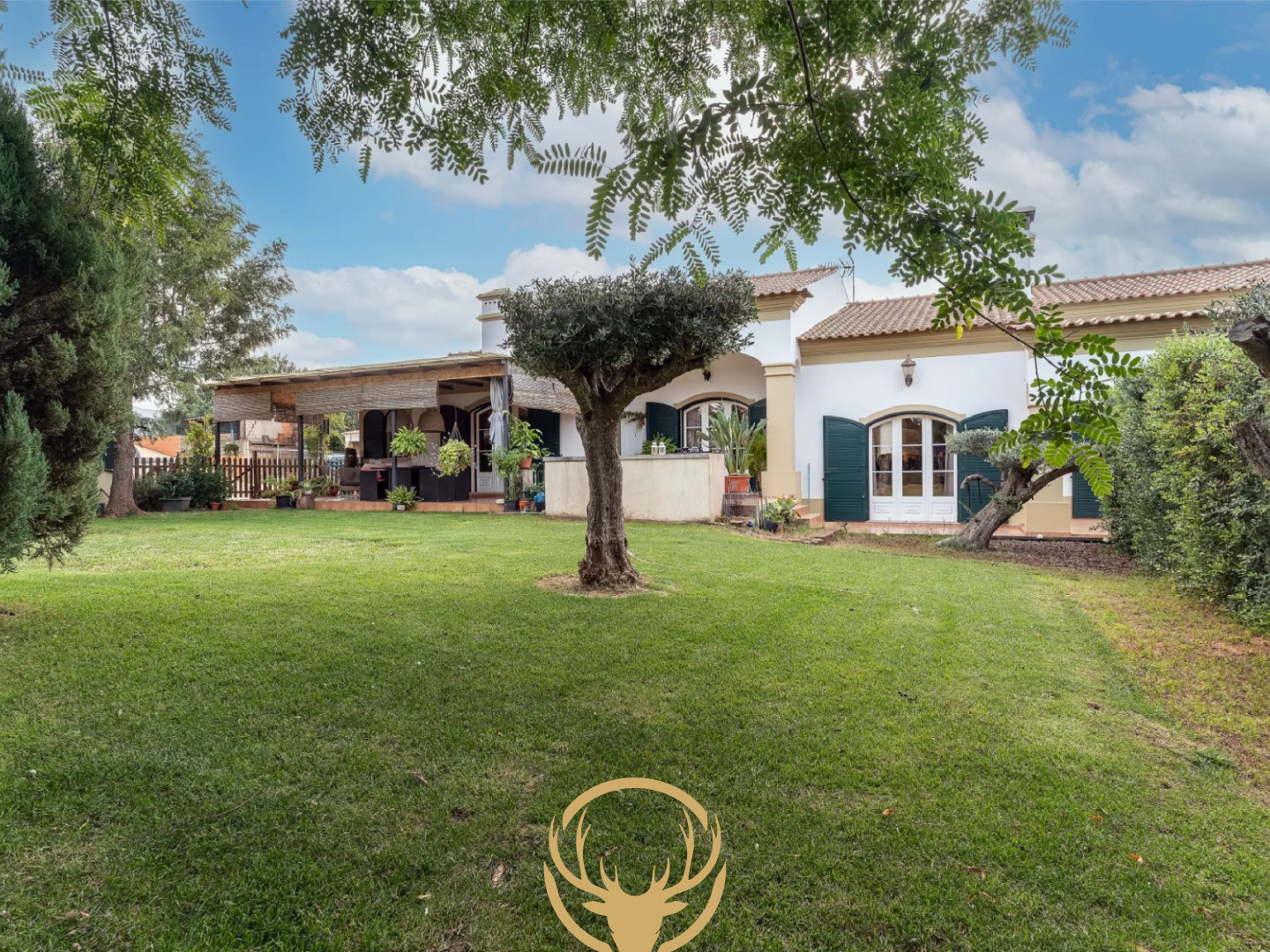 Moradia de carácter rústico com 4 quartos e um amplo jardim