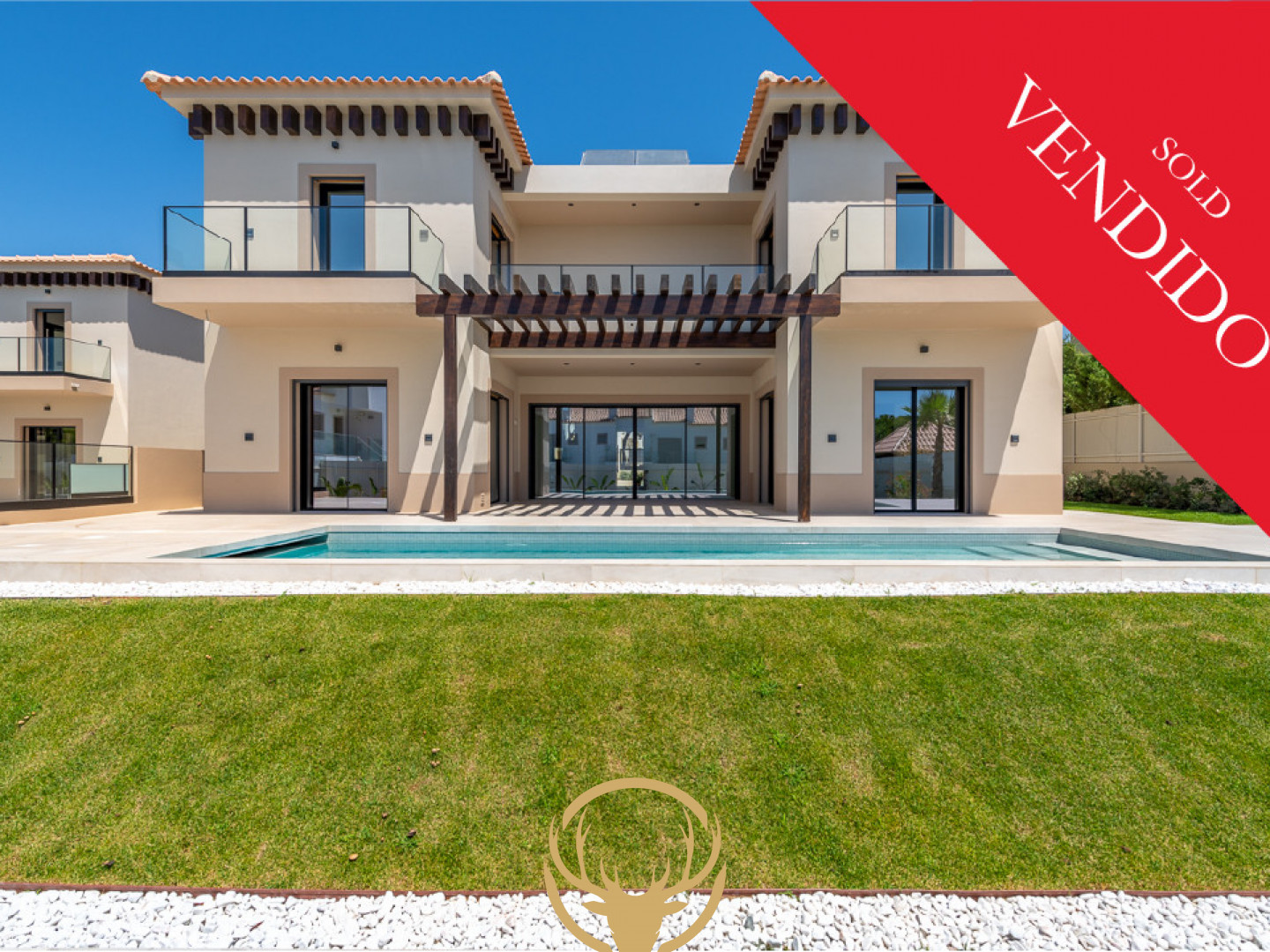 Moradia com Piscina Privada, a 400 Metros da Praia da Falésia, nas Açoteias! 