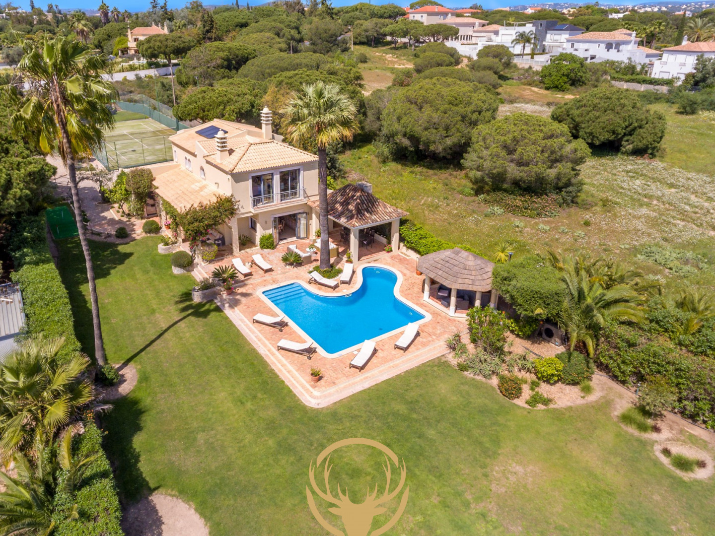 Elegant 5 bedroom villa with Tennis Court on a Large plot of  2400 sq.m.